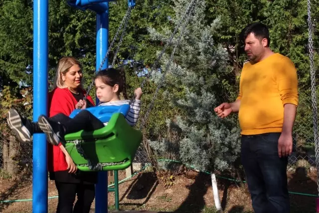 Otizmli kızının konuştuğunu duyan annenin sevinç gözyaşları Otizmli kızının konuştuğunu duyan annenin sevinç gözyaşları