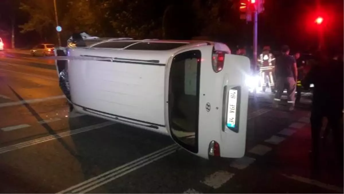 Sarıyer'de otomobille çarpışan minibüs devrildi: 2 yaralı