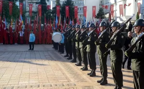 Trabzon'da, Atatürk 81'inci ölüm yıl dönümünde anıldı Trabzon'da, Atatürk 81'inci ölüm yıl dönümünde anıldı