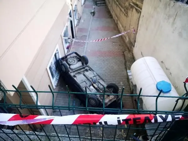 Tuzla'da otomobil 5 metre yükseklikten apartmanın bahçesine düştü