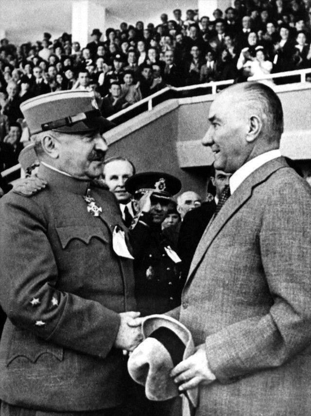 Ünlü isimler 10 Kasım paylaşımlarıyla duygulandırdı