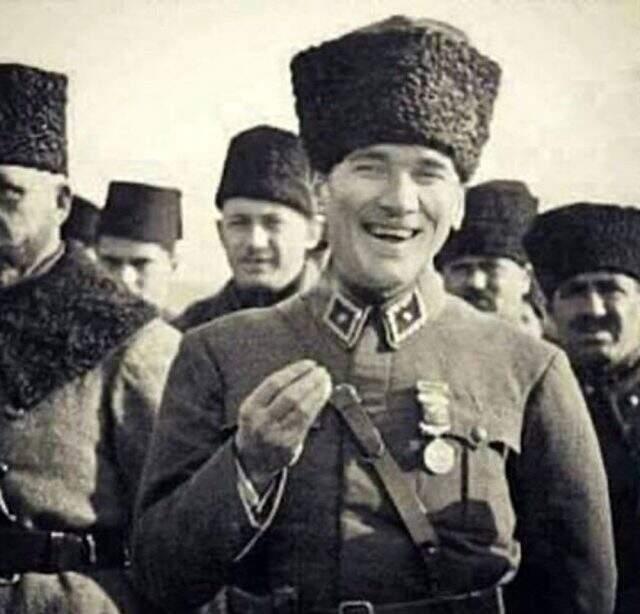 Ünlü isimler 10 Kasım paylaşımlarıyla duygulandırdı