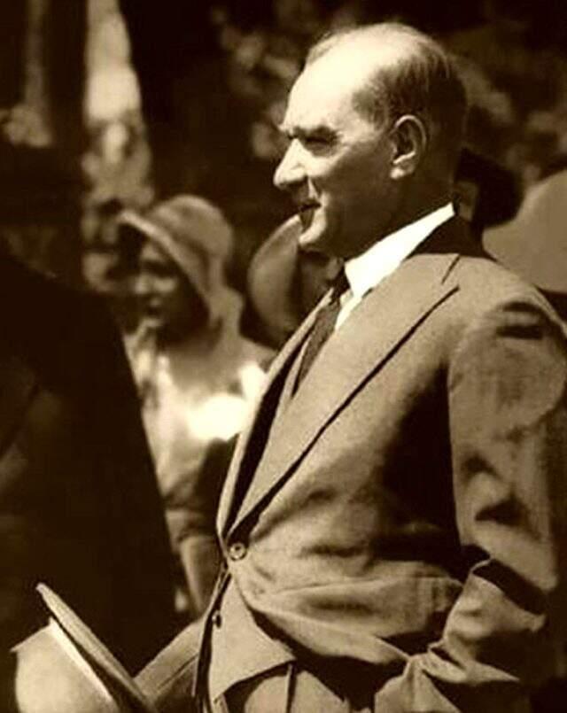 Ünlü isimler 10 Kasım paylaşımlarıyla duygulandırdı
