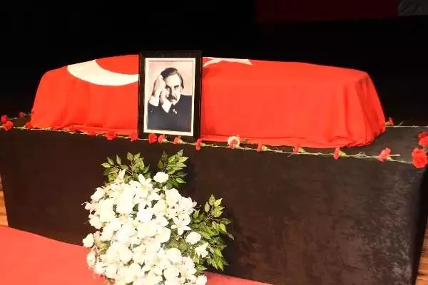 Usta tiyatrocu Özdemir Nutku için hüzünlü tören Usta tiyatrocu Özdemir Nutku için hüzünlü tören
