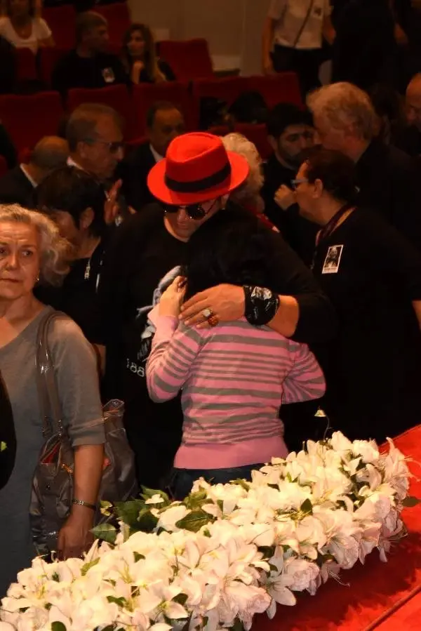 Usta tiyatrocu Özdemir Nutku için hüzünlü tören Usta tiyatrocu Özdemir Nutku için hüzünlü tören