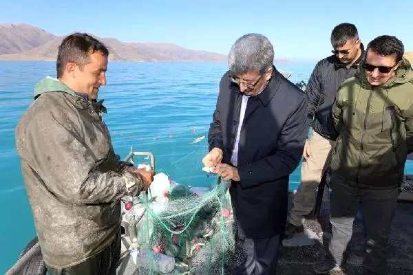 Vali Bilmez, Van Gölü'nde açıldı, ağ çekip, balık ayıkladı Vali Bilmez, Van Gölü'nde açıldı, ağ çekip, balık ayıkladı