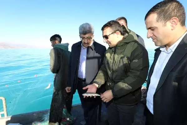 Vali Bilmez, Van Gölü'nde açıldı, ağ çekip, balık ayıkladı Vali Bilmez, Van Gölü'nde açıldı, ağ çekip, balık ayıkladı