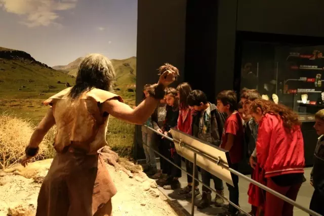 Van Büyükşehir Belediyesi, öğrencilere unutulmaz bir gün yaşattı Van Büyükşehir Belediyesi, öğrencilere unutulmaz bir gün yaşattı