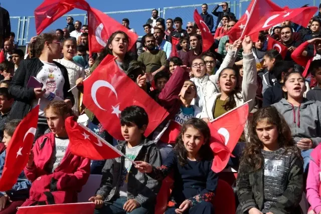 Van Büyükşehir Belediyesi, öğrencilere unutulmaz bir gün yaşattı Van Büyükşehir Belediyesi, öğrencilere unutulmaz bir gün yaşattı