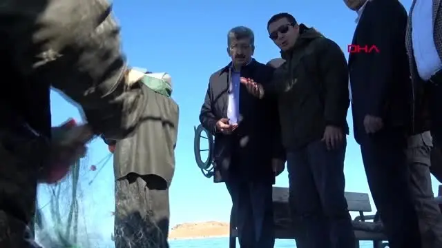 Van vali bilmez, van gölü'nde açıldı, ağ çekip, balık ayıkladı Van vali bilmez, van gölü'nde açıldı, ağ çekip, balık ayıkladı