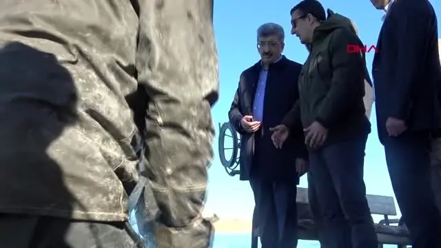 Van vali bilmez, van gölü'nde açıldı, ağ çekip, balık ayıkladı Van vali bilmez, van gölü'nde açıldı, ağ çekip, balık ayıkladı