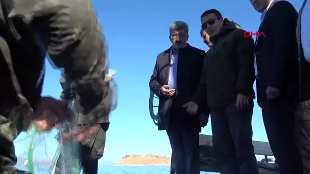 Van vali bilmez, van gölü'nde açıldı, ağ çekip, balık ayıkladı Van vali bilmez, van gölü'nde açıldı, ağ çekip, balık ayıkladı