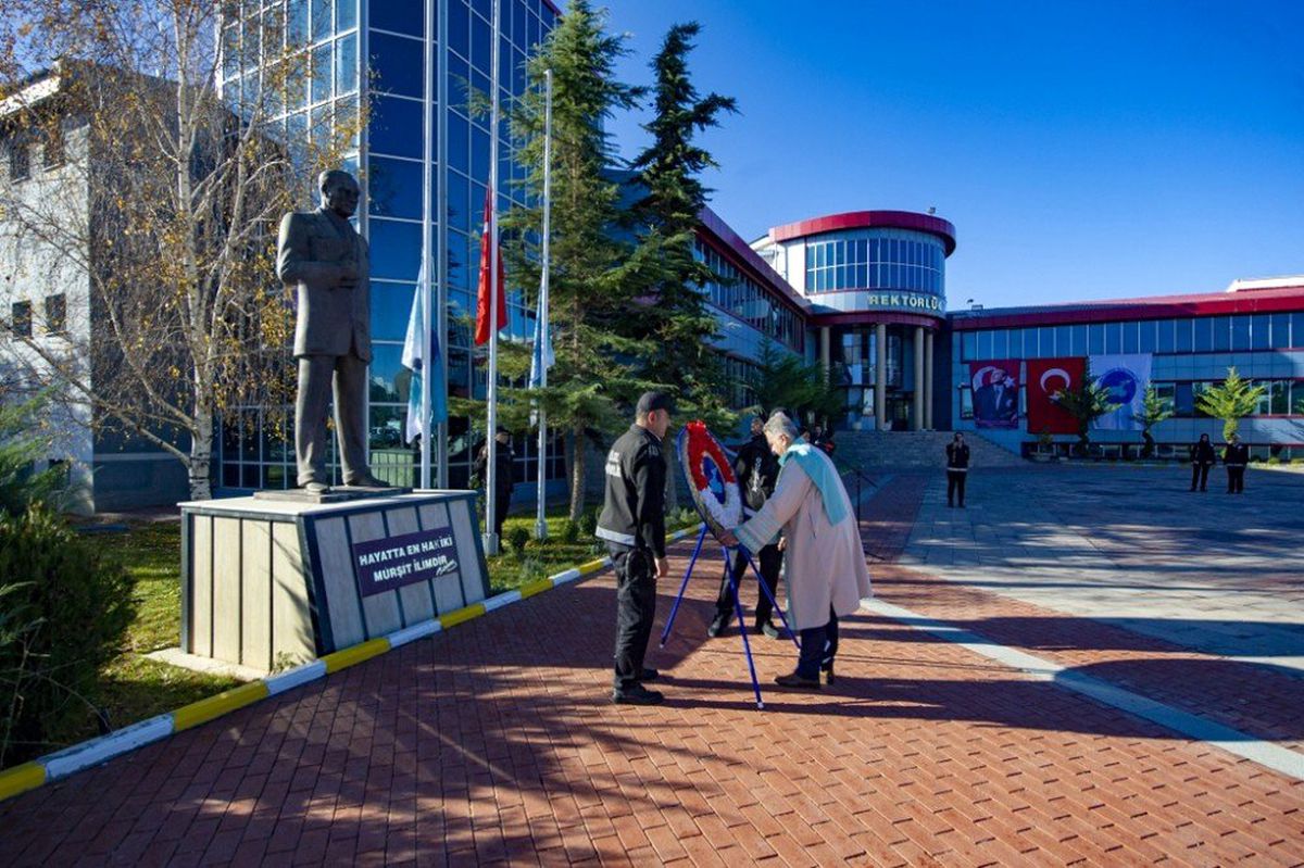 Van YYÜ'de Atatürk'ü anma töreni