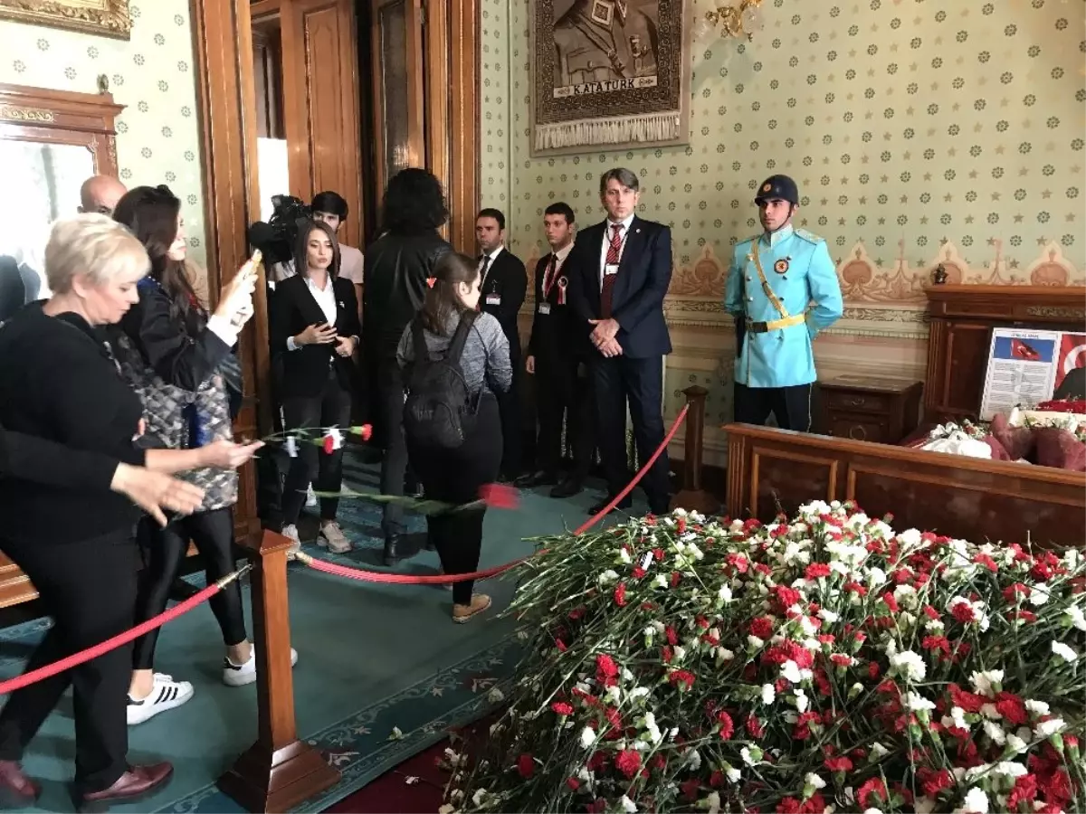 Vatandaşlar Dolmabahçe Sarayı'na akın etti