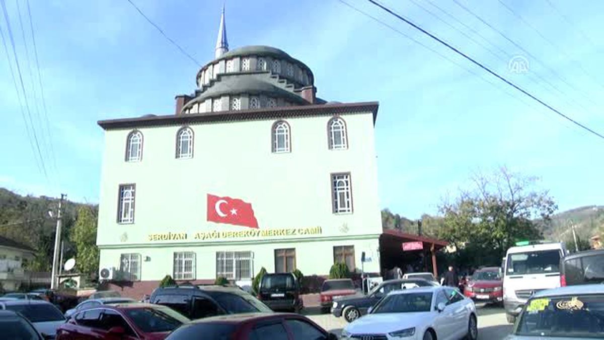 Zincirleme trafik kazasında ölen çift ve bebekleri defnedildi