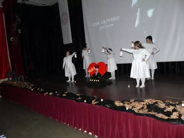 10 Kasım'da bir ilk, 'Bizim Dilimizle Atatürk' büyük ilgi gördü 10 Kasım'da bir ilk, 'Bizim Dilimizle Atatürk' büyük ilgi gördü