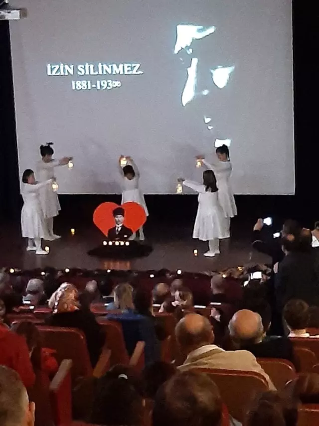 10 Kasım'da bir ilk, 'Bizim Dilimizle Atatürk' büyük ilgi gördü 10 Kasım'da bir ilk, 'Bizim Dilimizle Atatürk' büyük ilgi gördü