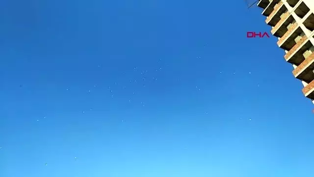 Adana maddi sıkıntılar yaşadığını öne sürüp intihara kalkıştı, ikna etmeye çalışanlara sahte para... Adana maddi sıkıntılar yaşadığını öne sürüp intihara kalkıştı, ikna etmeye çalışanlara sahte para...