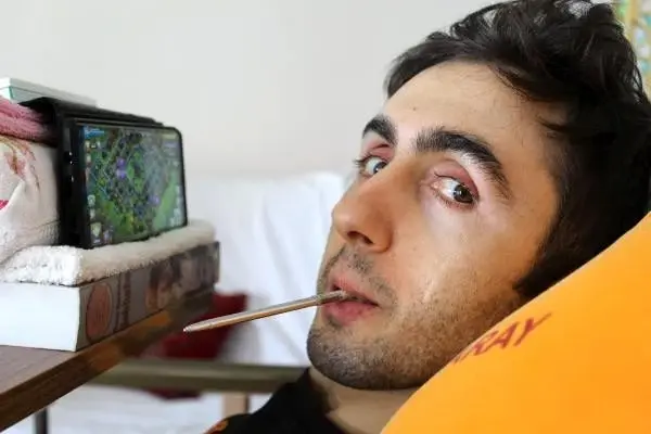 Ağzıyla kullandığı dokunmatik kalemle çektiği videolarla fenomen oldu