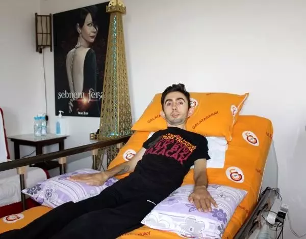 Ağzıyla kullandığı dokunmatik kalemle çektiği videolarla fenomen oldu