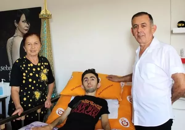 Ağzıyla kullandığı dokunmatik kalemle çektiği videolarla fenomen oldu