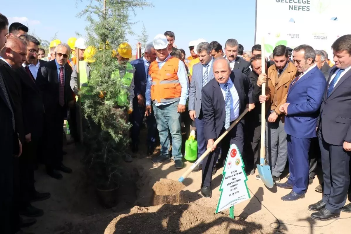 Aksaray'da 'Geleceğe Nefes' sloganıyla 90 bin fidan toprakla buluşturuldu