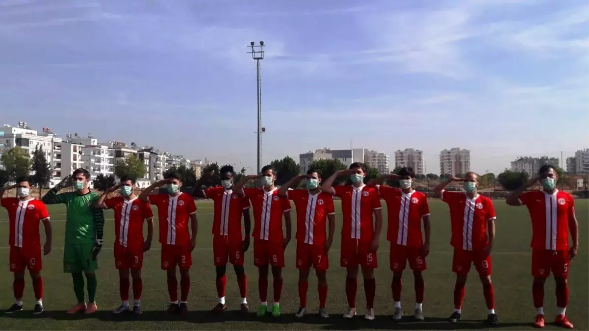 Asker selamıyla ATA'yı anıp, taktıkları maskelerle lösemiye dikkat çektiler