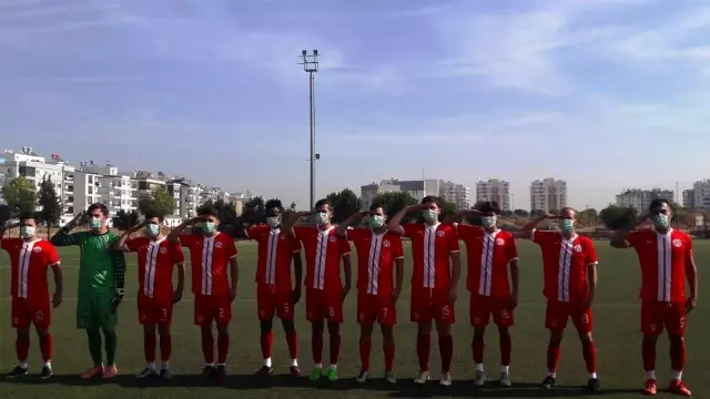 Asker selamıyla ATA'yı anıp, taktıkları maskelerle lösemiye dikkat çektiler Asker selamıyla ATA'yı anıp, taktıkları maskelerle lösemiye dikkat çektiler