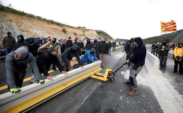 Ayrılıkçı Katalanlar, İspanya-Fransa yolunu kesti
