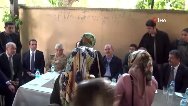 Bakan Soylu Cizre'de esnafı ziyaret edip vatandaşlarla çay içti Bakan Soylu Cizre'de esnafı ziyaret edip vatandaşlarla çay içti
