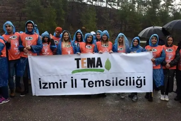 Binlerce Izmirli Yagmur Altinda Yanan Ormanlik Alanlara Fidan Dikti Izmir