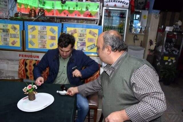 Bu kıraathaneye gelen müşteriler, yapılan şakalarla panik yaşıyor