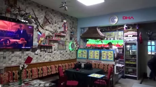 Bu kıraathaneye gelen müşteriler, yapılan şakalarla panik yaşıyor