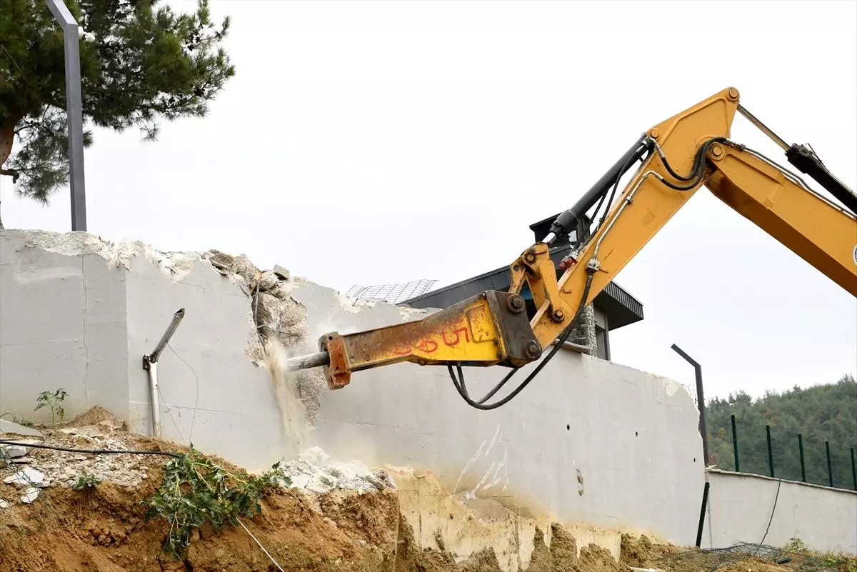 Bursa'da kaçak olduğu belirlenen villa yıkılıyor