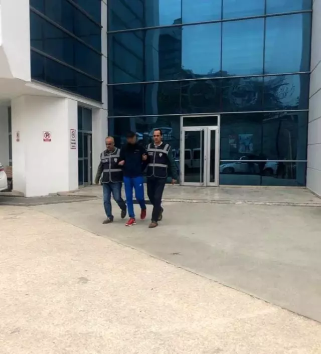 Bursa'da üniversiteli kızları taciz eden sapık tutuklandı Bursa'da üniversiteli kızları taciz eden sapık tutuklandı