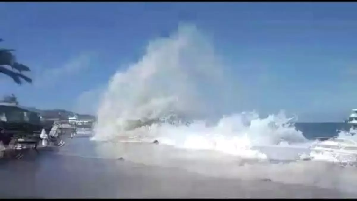Büyükada'da dalga paniği kamerada