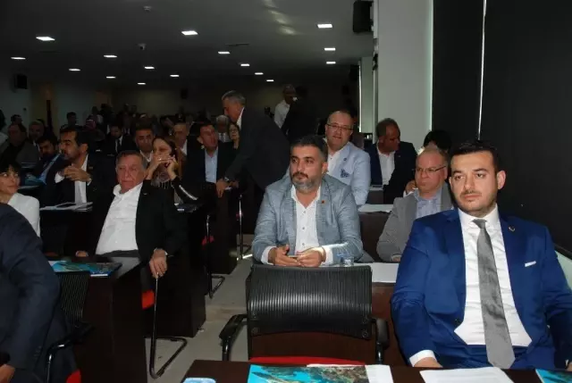 Büyükşehir Meclisinde işçi çıkarmalar gündemde Büyükşehir Meclisinde işçi çıkarmalar gündemde