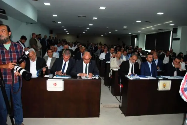 Büyükşehir Meclisinde işçi çıkarmalar gündemde Büyükşehir Meclisinde işçi çıkarmalar gündemde