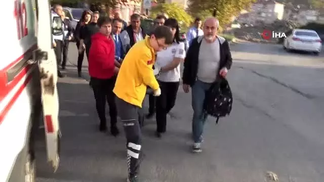 Çarptığı motosikletli genç yaralandı, şoka giren kadın sürücüyü vatandaşlar teselli etti Çarptığı motosikletli genç yaralandı, şoka giren kadın sürücüyü vatandaşlar teselli etti