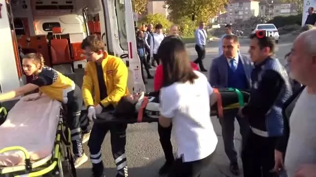 Çarptığı motosikletli genç yaralandı, şoka giren kadın sürücüyü vatandaşlar teselli etti Çarptığı motosikletli genç yaralandı, şoka giren kadın sürücüyü vatandaşlar teselli etti