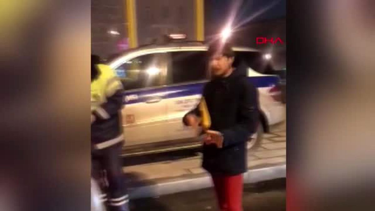Ceza yazan polise balalayka ile konser verdi