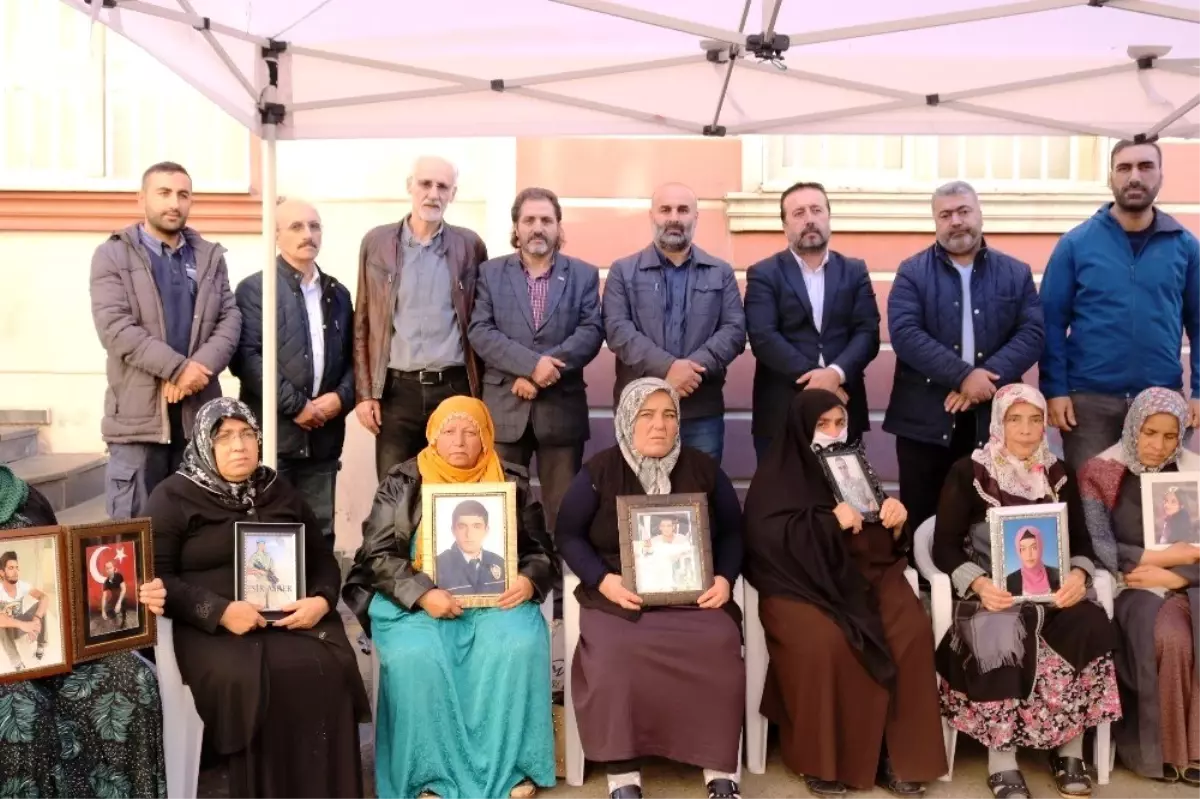 Evlat nöbetindeki ailelere bir destek de gazetecilerden