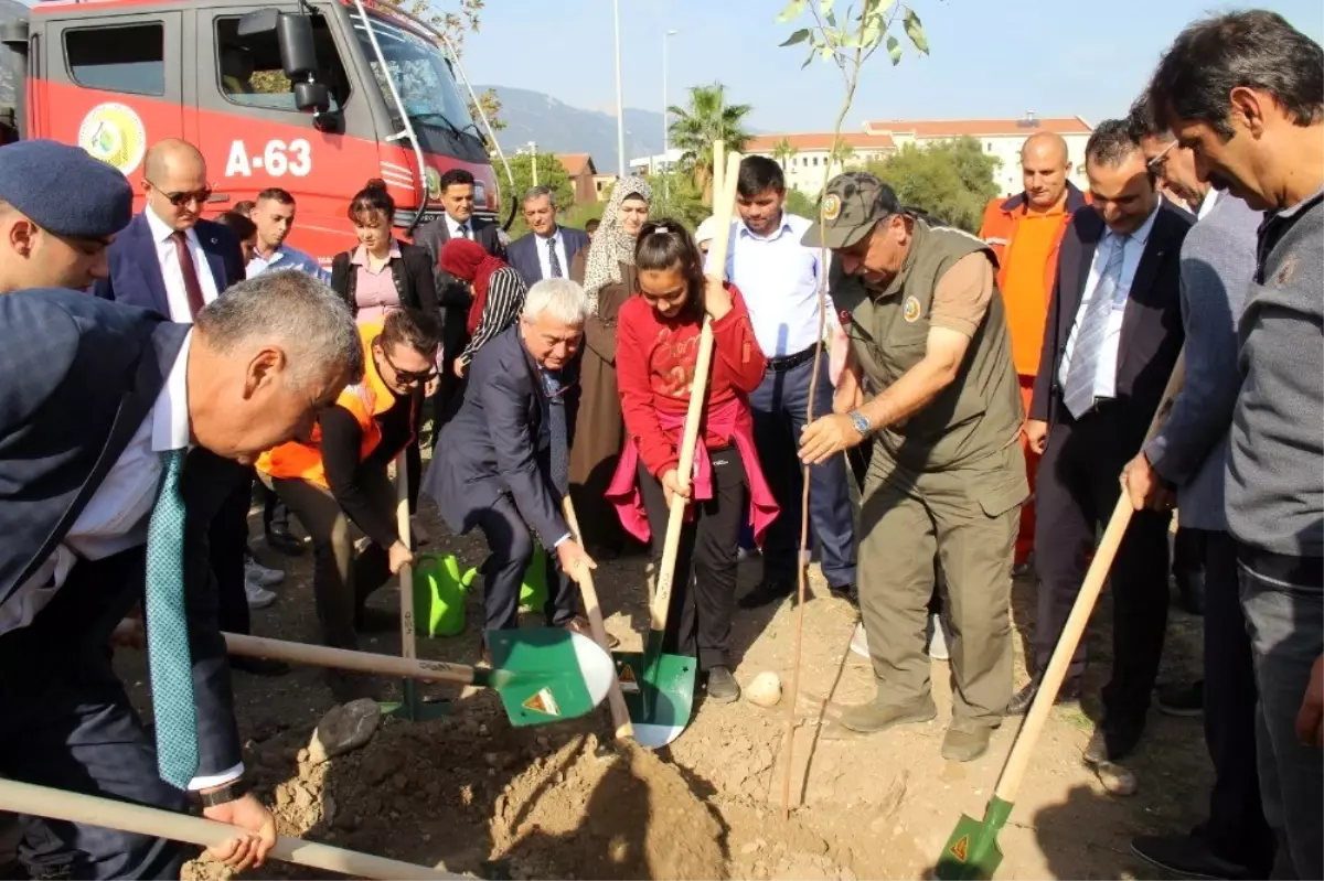 Finike'de ve Serik'te fidanlar toprakla buluştu