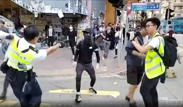 Göstericinin vurulduğu an, canlı yayın yapan kamera tarafından kaydedildi
