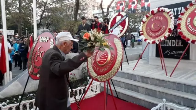 Her törende Ata'sına koşuyor, yetiştirdiği çiçekleri sunuyor Her törende Ata'sına koşuyor, yetiştirdiği çiçekleri sunuyor