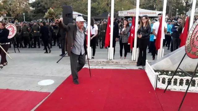 Her törende Ata'sına koşuyor, yetiştirdiği çiçekleri sunuyor Her törende Ata'sına koşuyor, yetiştirdiği çiçekleri sunuyor