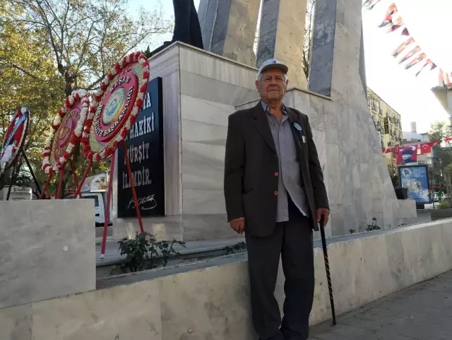 Her törende Ata'sına koşuyor, yetiştirdiği çiçekleri sunuyor Her törende Ata'sına koşuyor, yetiştirdiği çiçekleri sunuyor