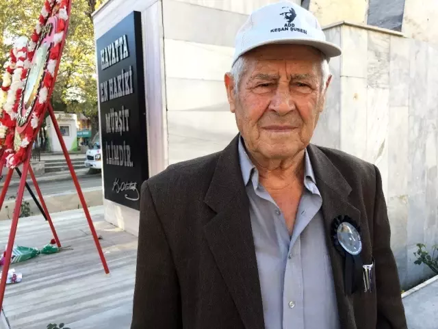 Her törende Ata'sına koşuyor, yetiştirdiği çiçekleri sunuyor Her törende Ata'sına koşuyor, yetiştirdiği çiçekleri sunuyor