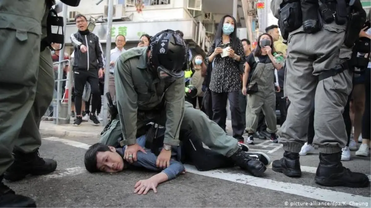 Hong Kong polisi canlı yayında gösterici vurdu