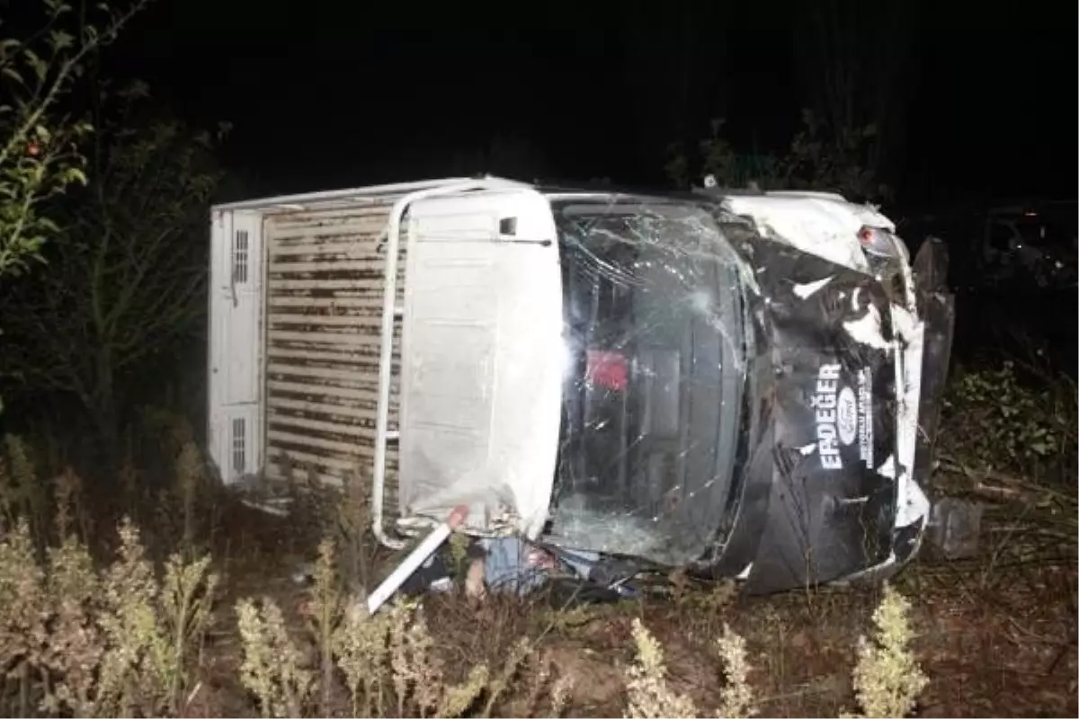 Kamyonet, tarlaya devrildi: 1 ölü, 1 yaralı